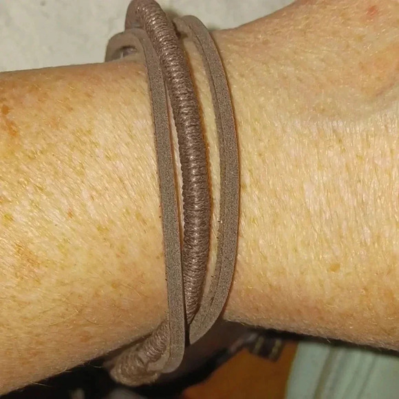 Handmade Leather Unisex Bracelet - Picture 2 of 4
